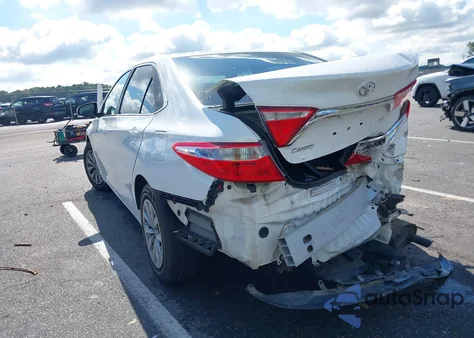 2015 Toyota Camry Le z USA, uszkodzony, nr VIN 4T1BF1FK6FU071111